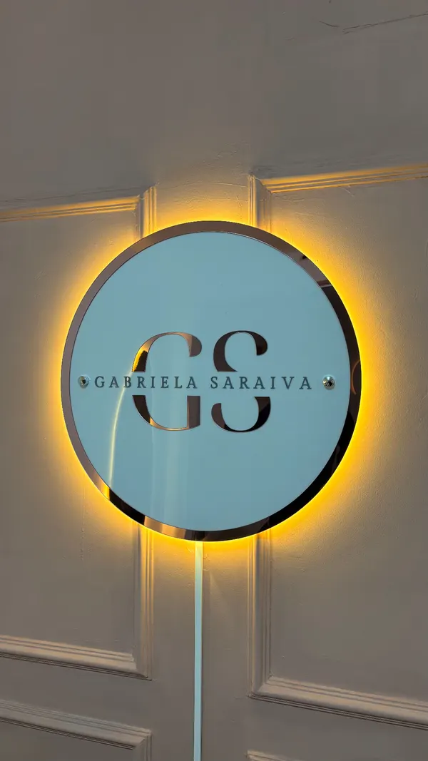 Placa redonda Gabriela Saraiva iluminada